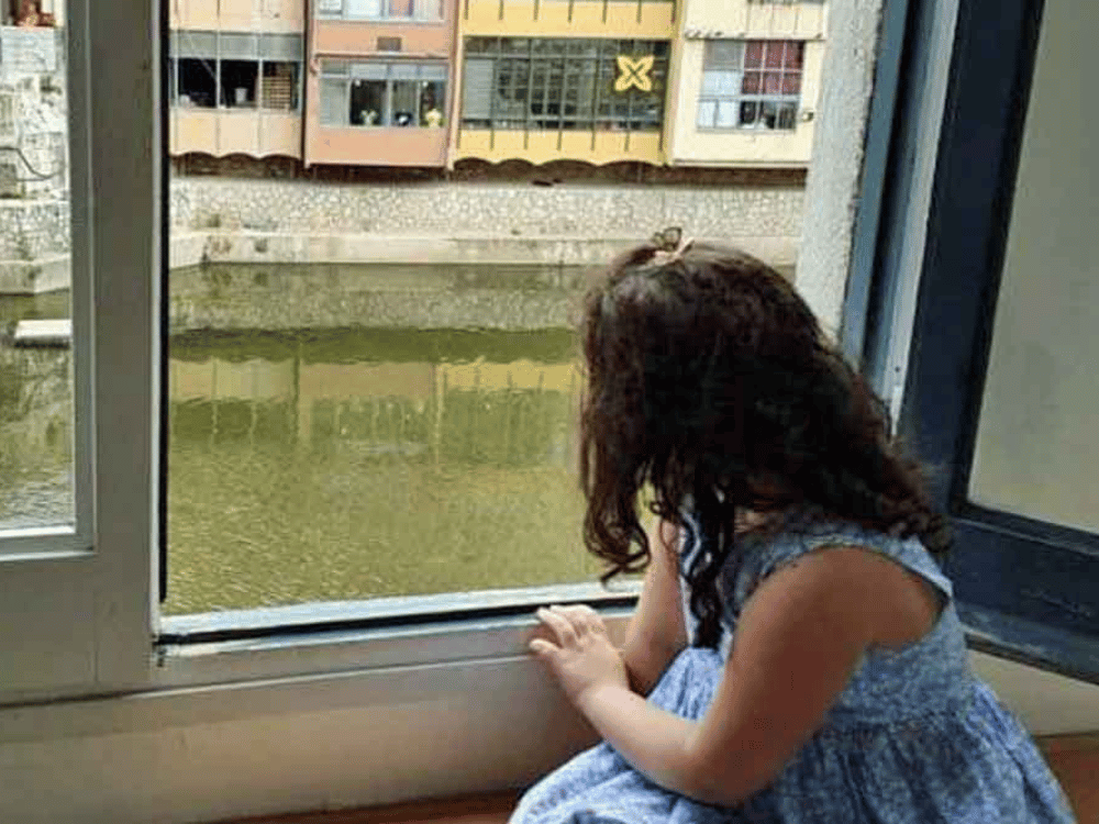 Khóa cửa sổ và cửa ban công